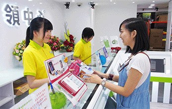 家家禮品換領中心職員為顧客提供換領服務