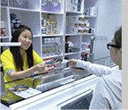 換領中心職員為顧客服務